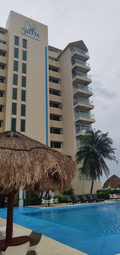 Aparthotel Paradise Beachfront & Nightlife Heart