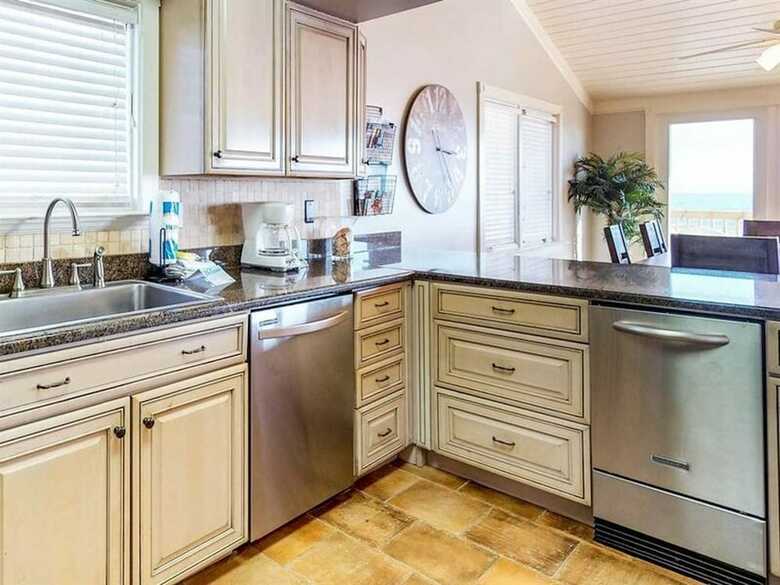 West Beach Bungalow By Meyer Vacation Rentals