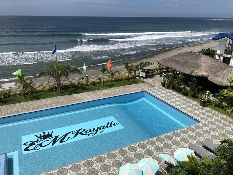 Em Royalle Hotel & Beach Resort