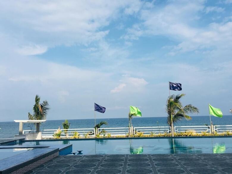 Em Royalle Hotel & Beach Resort