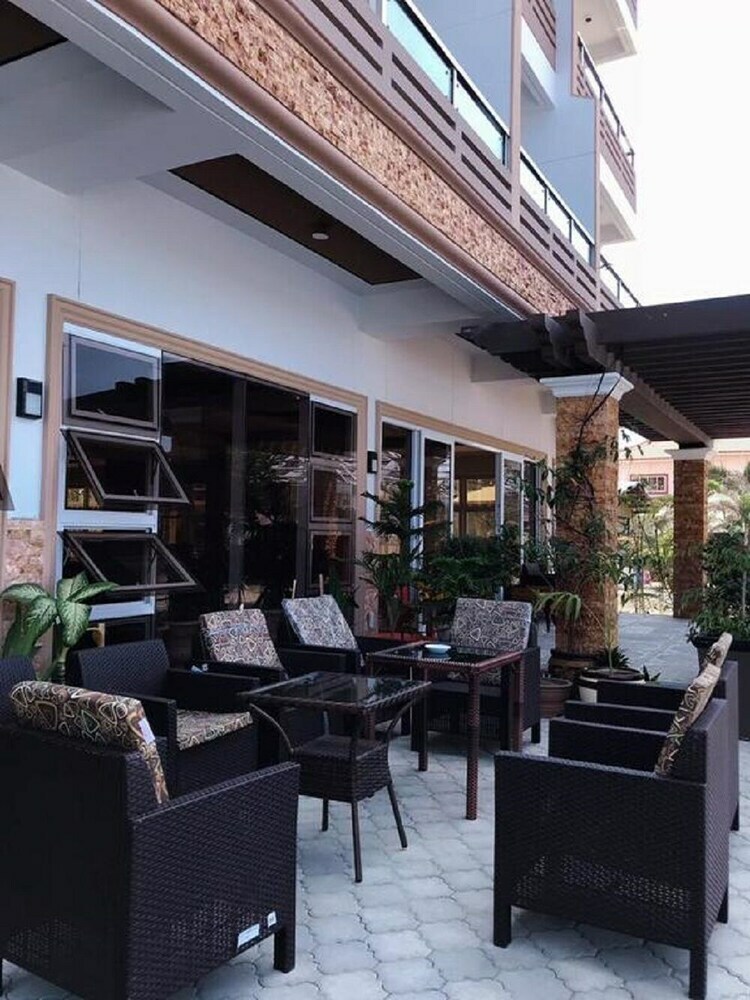 Em Royalle Hotel & Beach Resort