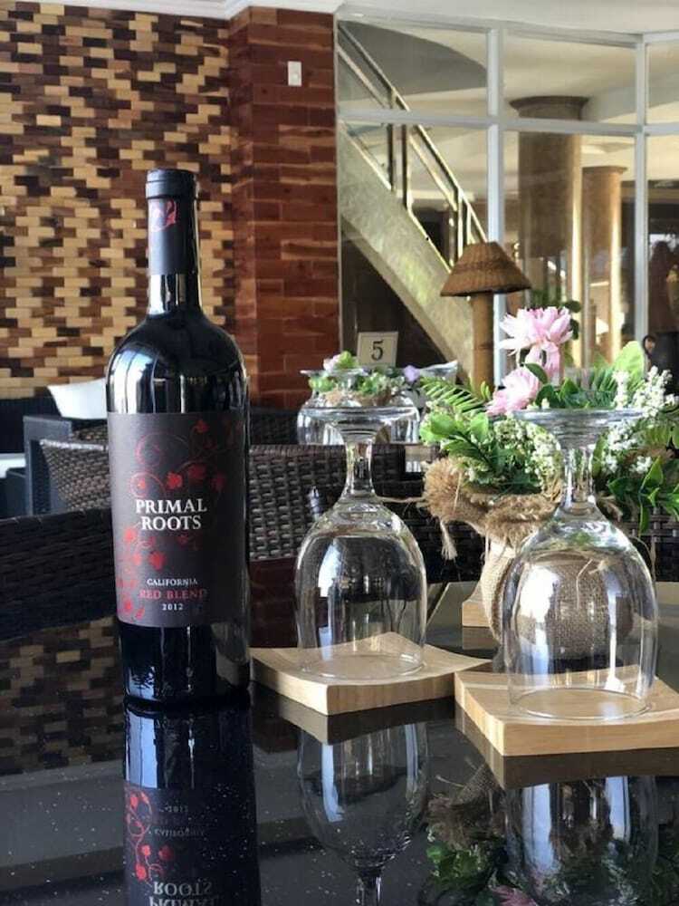Em Royalle Hotel & Beach Resort
