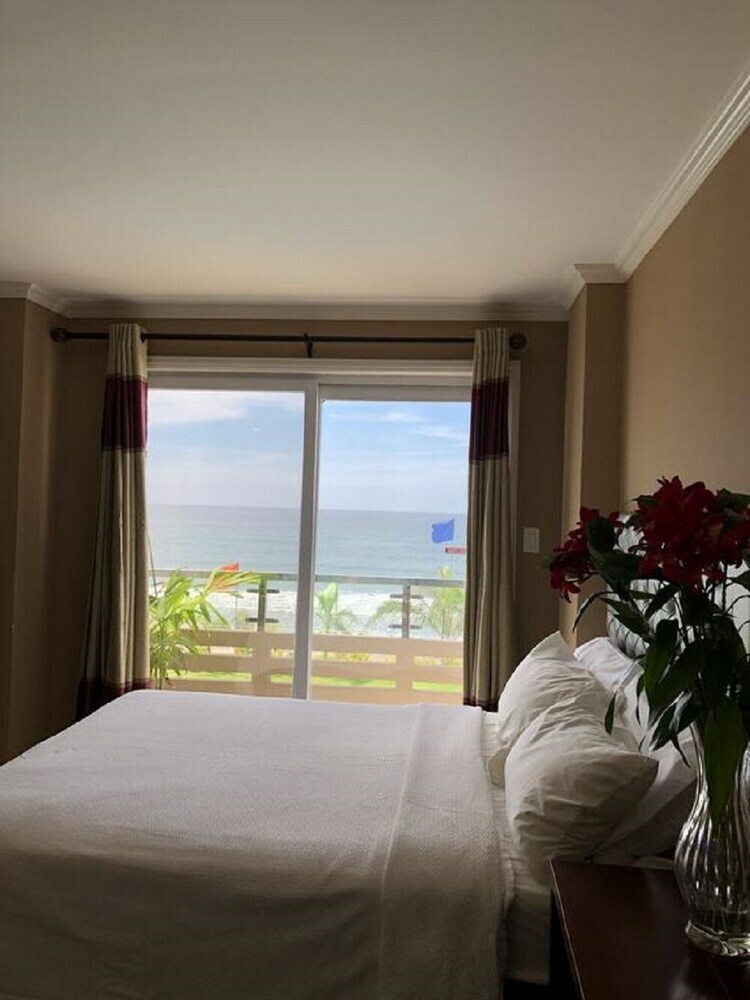 Em Royalle Hotel & Beach Resort