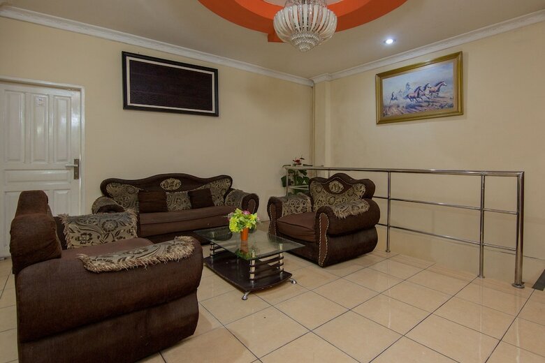 Oyo 2045 Hotel 211