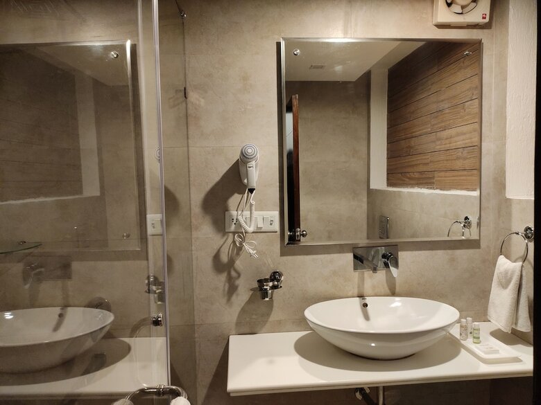 Ahr Hotel Radha Residency