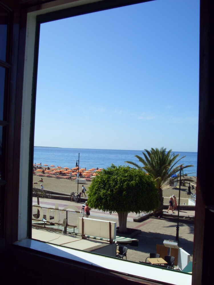Apartamentos On The Las Vistas Beach. A Pie de Playa.