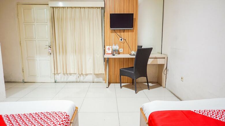 Oyo 2085 Chrysanta Hotel