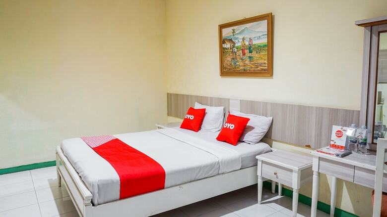 Oyo 2085 Chrysanta Hotel