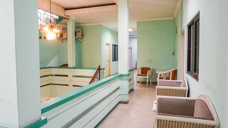 Oyo 2085 Chrysanta Hotel