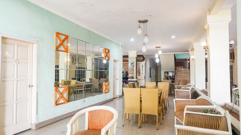 Oyo 2085 Chrysanta Hotel