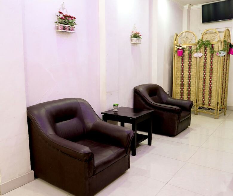 Hostal Oyo 1686 Lenggogeni House
