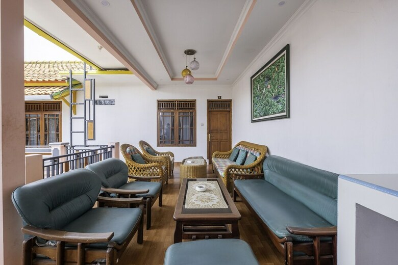 Hostal Oyo 1541 Puri Cikole Asri