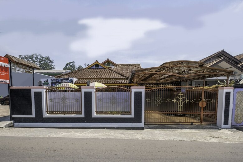 Hostal Oyo 1541 Puri Cikole Asri