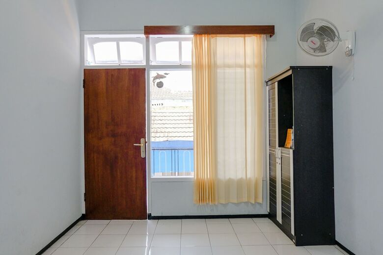 Hostal Spot On 1711 Serayu Sumbersari Residence