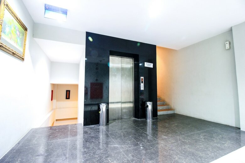 Oyo 1729 I-shine Hotel