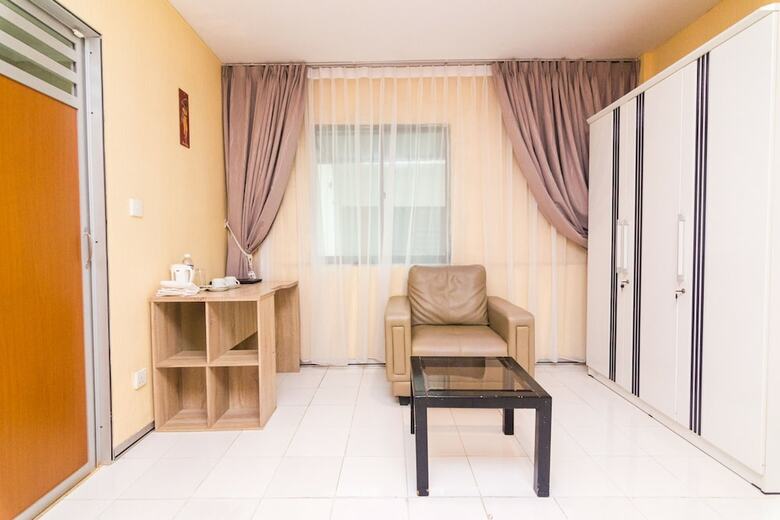 Oyo 1771 Zeke Hotel