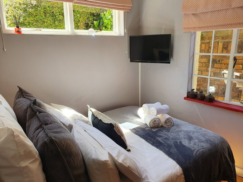 Hotel On Pinewood Guest House