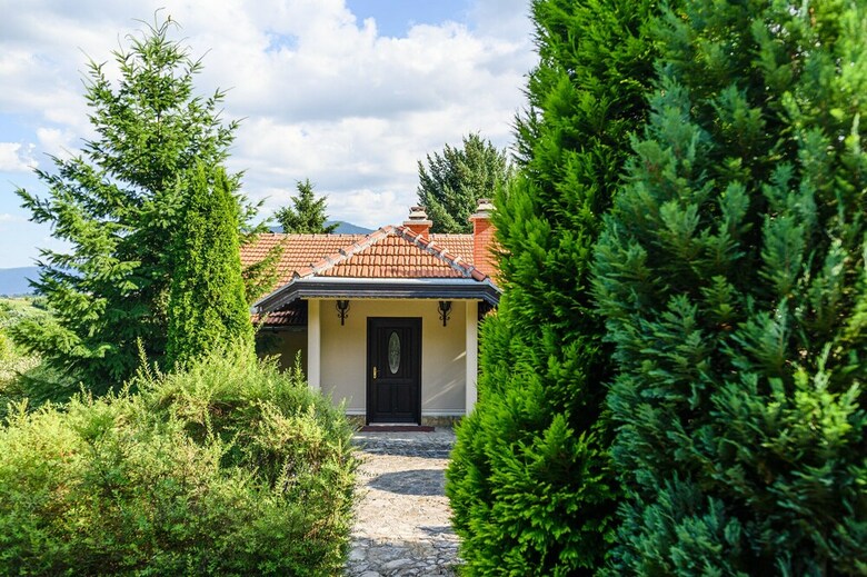 Luxury Green Oasis Villa With Pool!