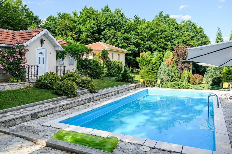Luxury Green Oasis Villa With Pool!