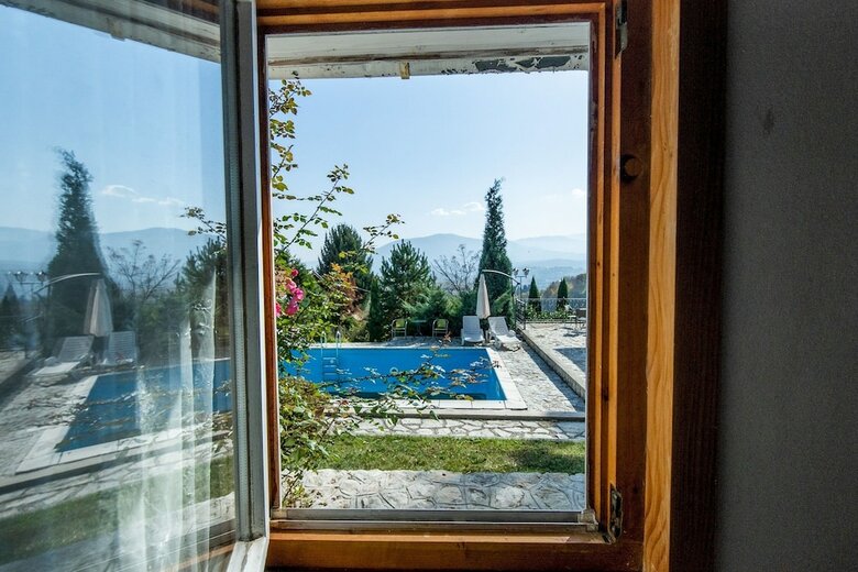 Luxury Green Oasis Villa With Pool!