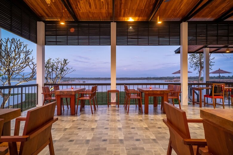 Hotel The Riviera Champasak
