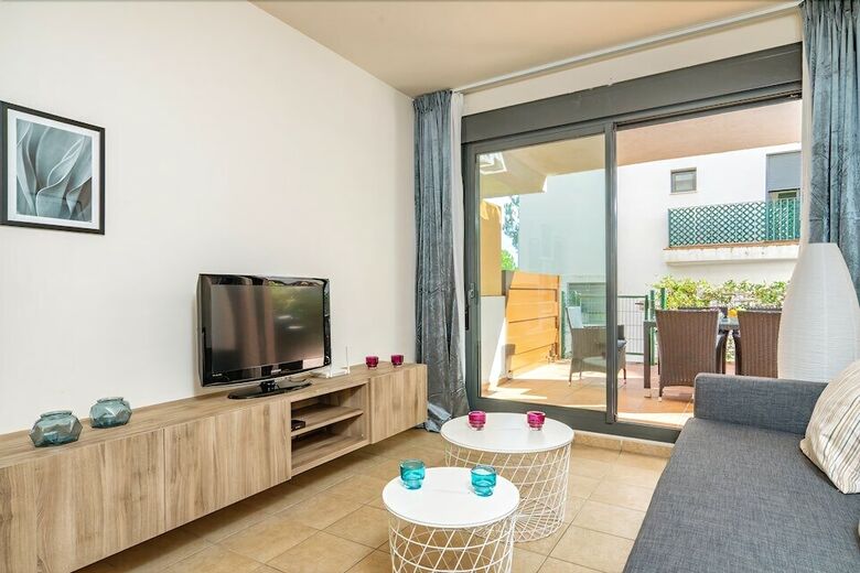 Large Terrace Apartment And Near The Pool Ref 38