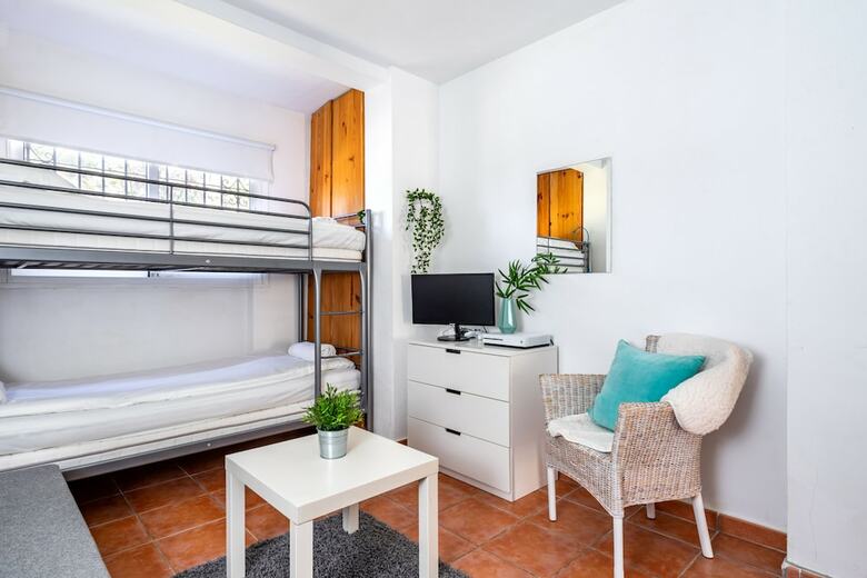 Beachside Apartment With Garden Ref 89