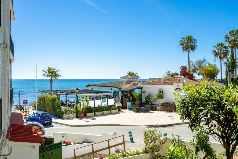 Beachside Apartment With Garden Ref 89