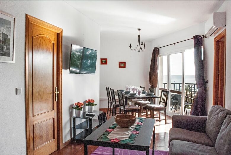 Beachfront Vacation Apartment In Fuengirola Ref 102