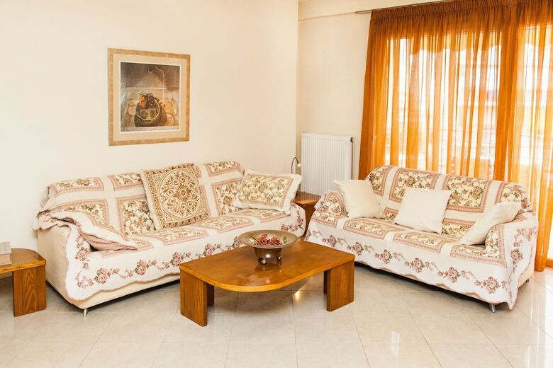 Spacious Apartment In Neos Kosmos