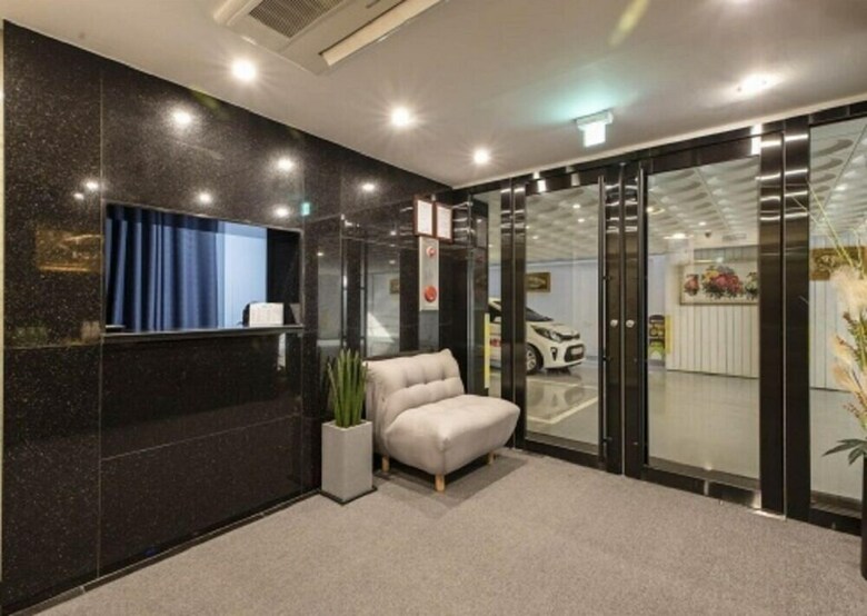 Seocho Dukkeobi Hotel