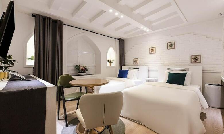 Seocho Dukkeobi Hotel