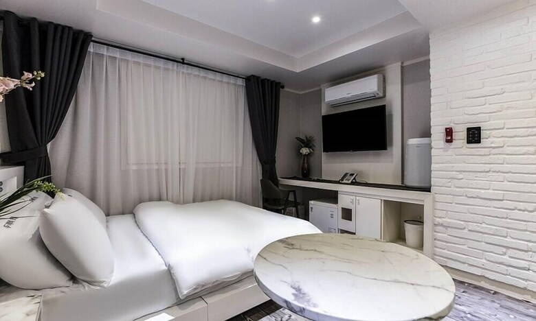 Seocho Dukkeobi Hotel