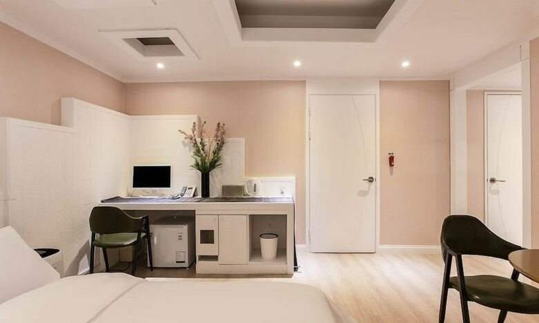 Seocho Dukkeobi Hotel