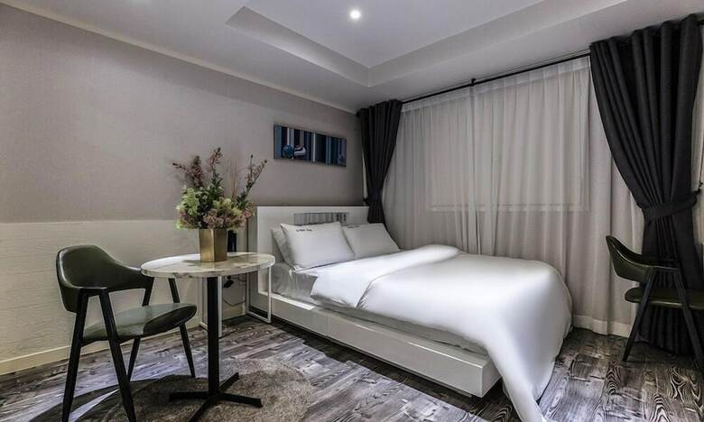 Seocho Dukkeobi Hotel