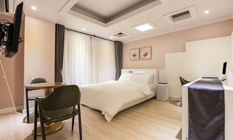 Seocho Dukkeobi Hotel