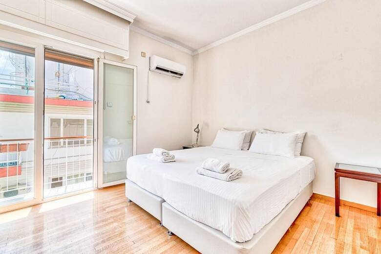 Classy 3 Bedroom Apartment In Alimos