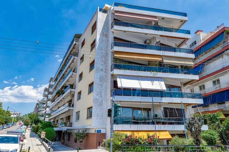 Classy 3 Bedroom Apartment In Alimos