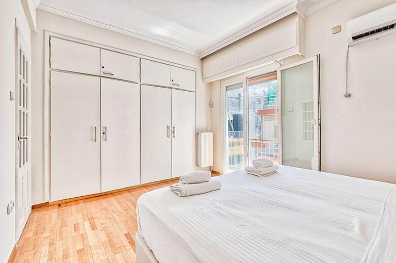Classy 3 Bedroom Apartment In Alimos