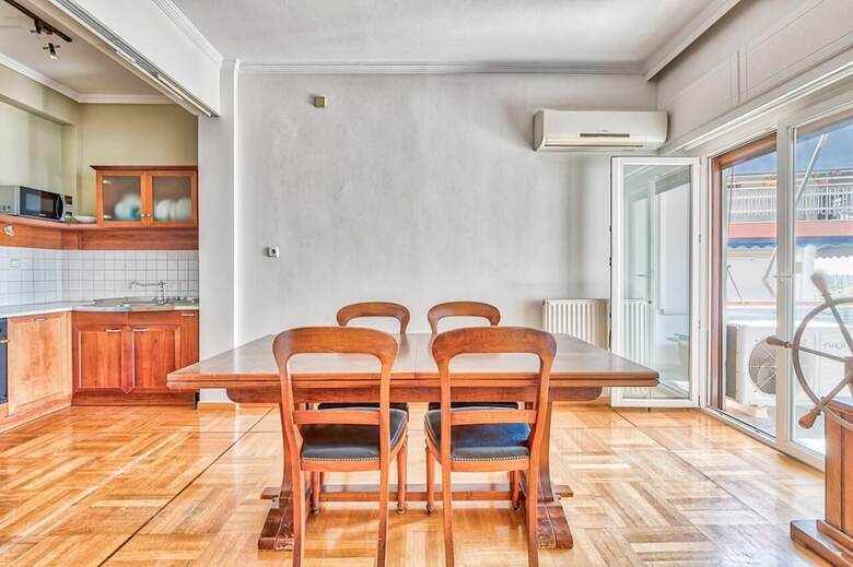 Classy 3 Bedroom Apartment In Alimos