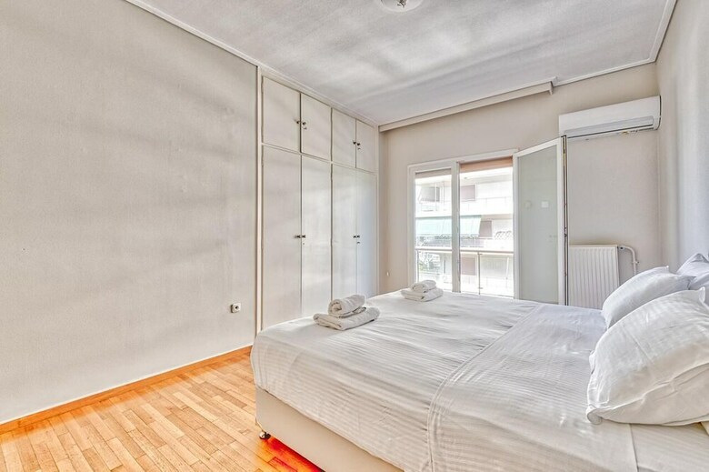 Spacious 3 Bedroom Apartment In Alimos