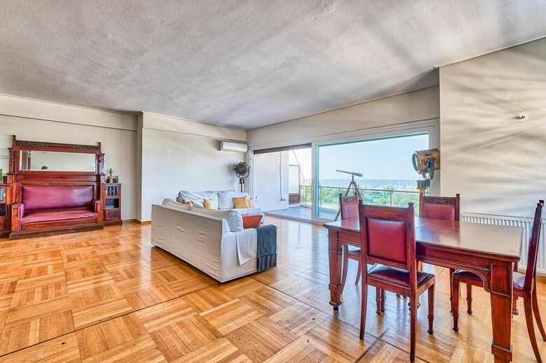 Spacious 3 Bedroom Apartment In Alimos