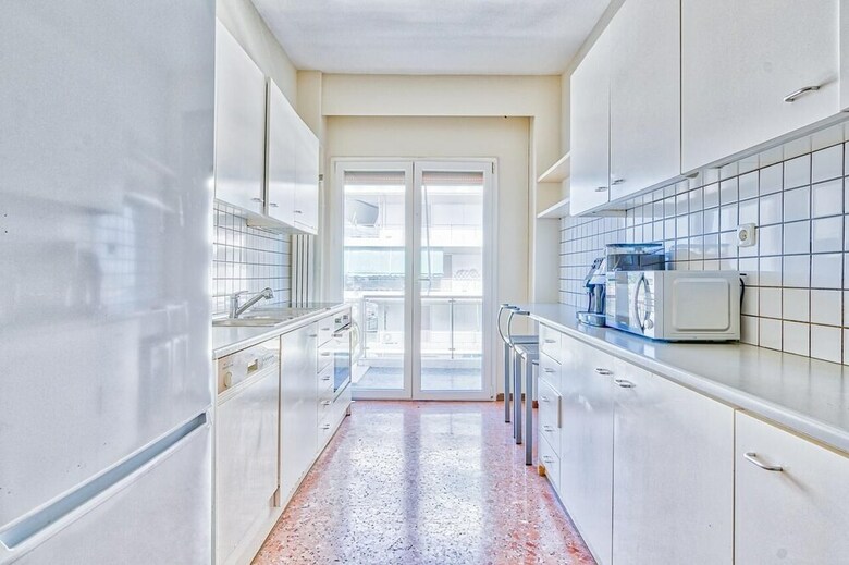 Spacious 3 Bedroom Apartment In Alimos