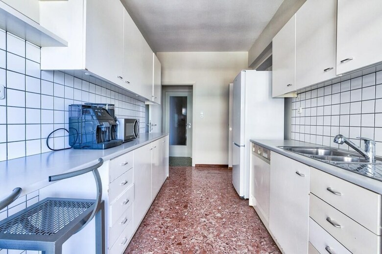 Spacious 3 Bedroom Apartment In Alimos