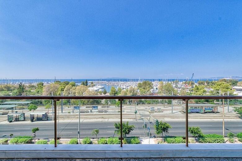 Spacious 3 Bedroom Apartment In Alimos