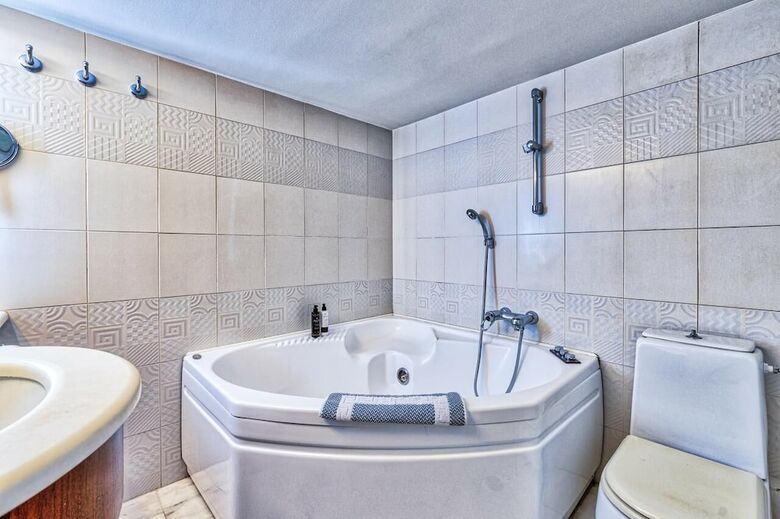 Spacious 3 Bedroom Apartment In Alimos