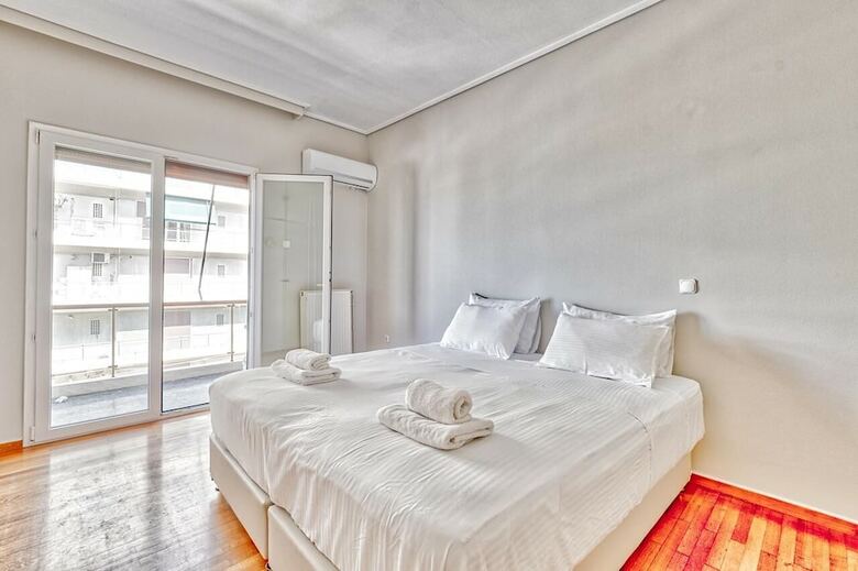 Spacious 3 Bedroom Apartment In Alimos