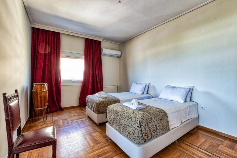 Spacious 3 Bedroom Apartment In Alimos