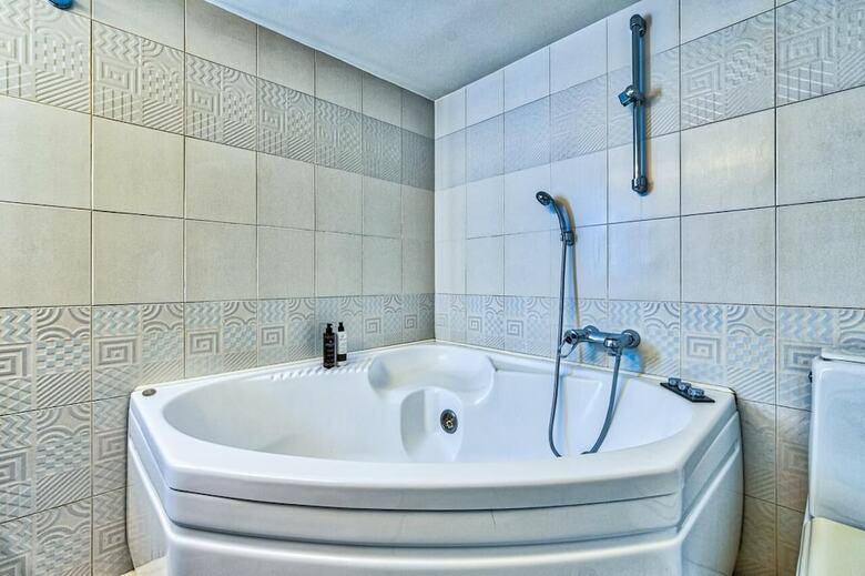 Spacious 3 Bedroom Apartment In Alimos