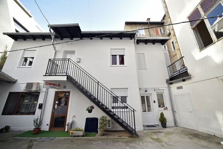 Petit Main Square Apartment